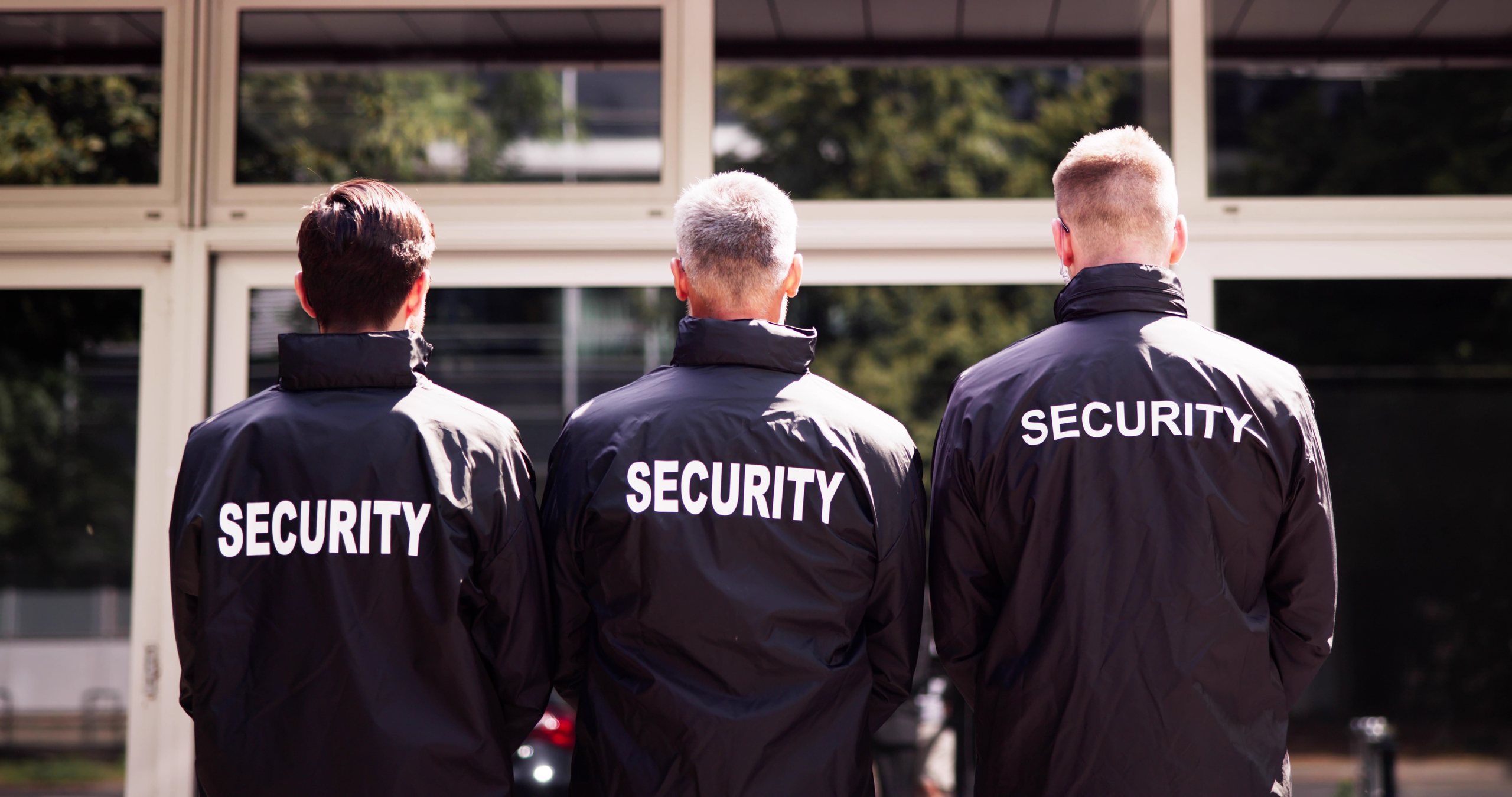 Bezpečnostní pracovníci s nápisom Security